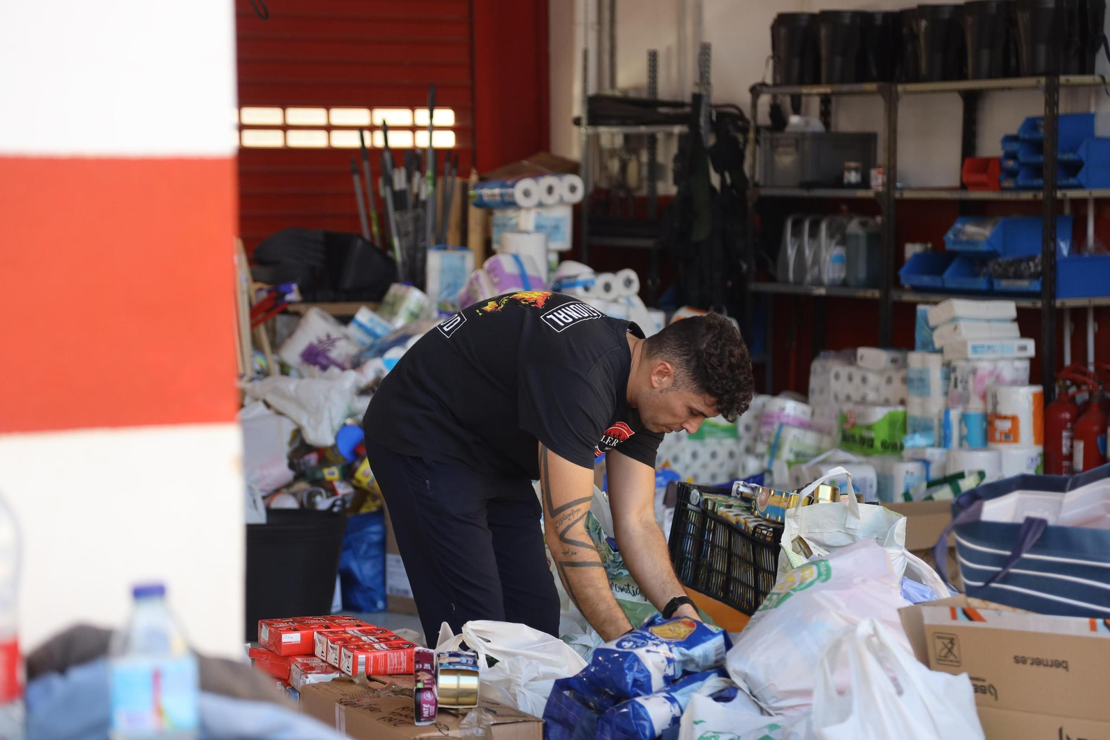 Donaciones en los parques de bomberos de Málaga para Valencia