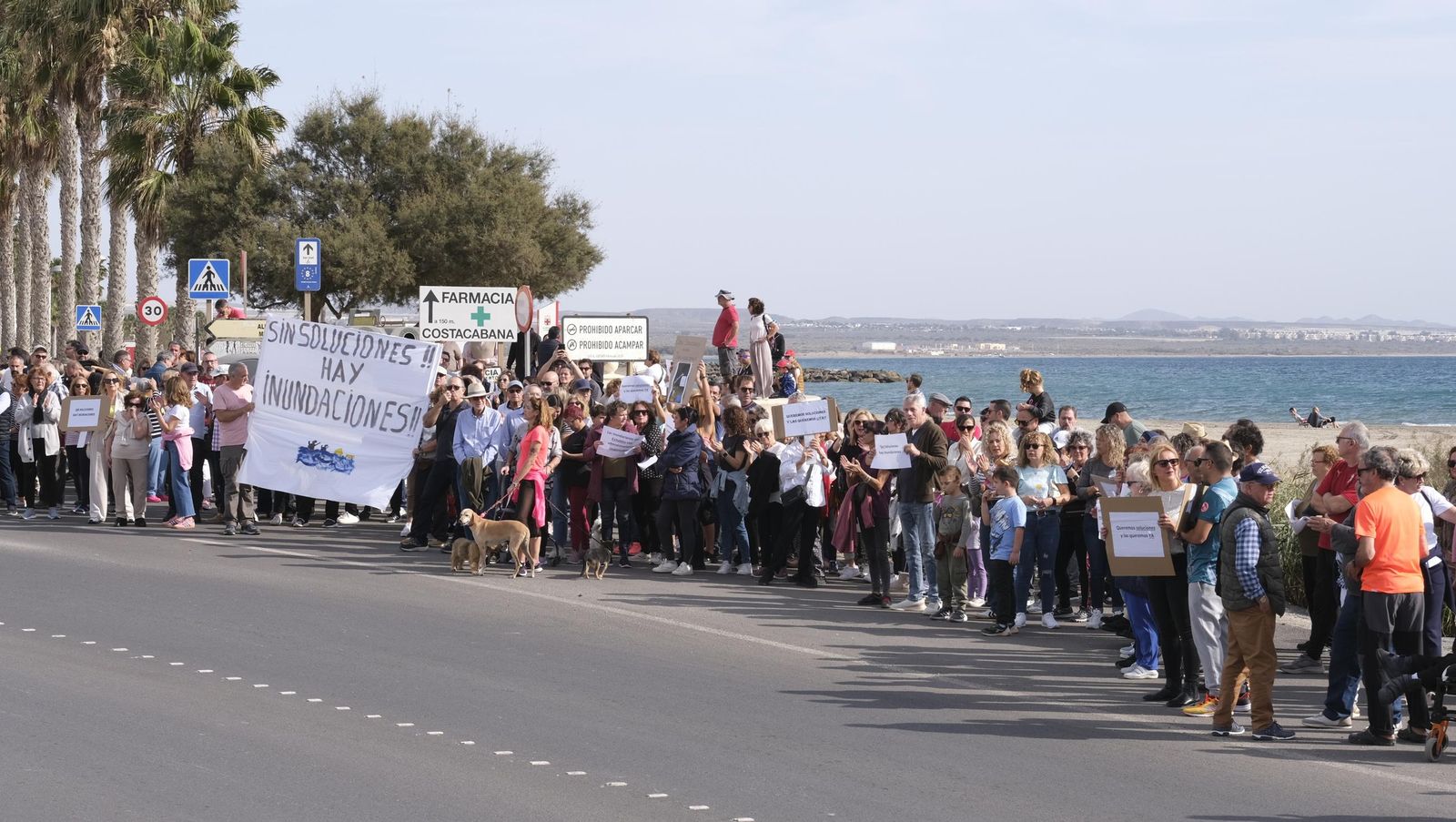Los vecinos de Costacabana se manifiestan por el arreglo de su rambla, en imágenes