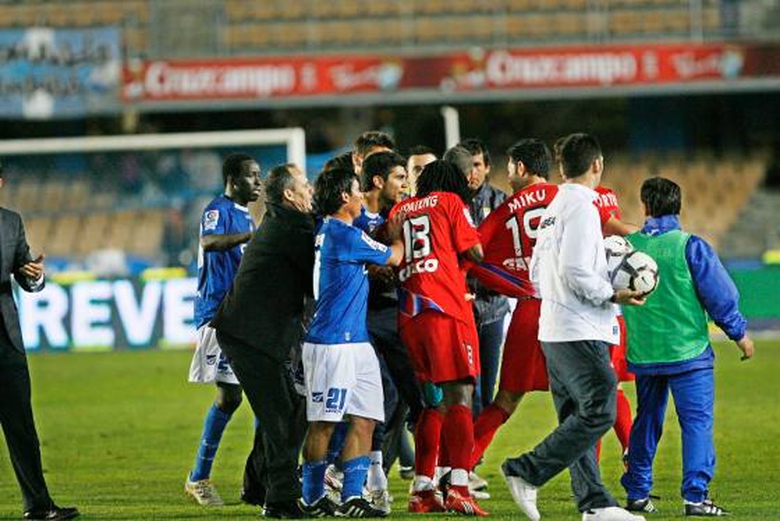 Su compañero Boateng se lo tuvo que llevar tras protagonizar un rifi-rafe con Aythami y Leandro.

Foto: Pascual