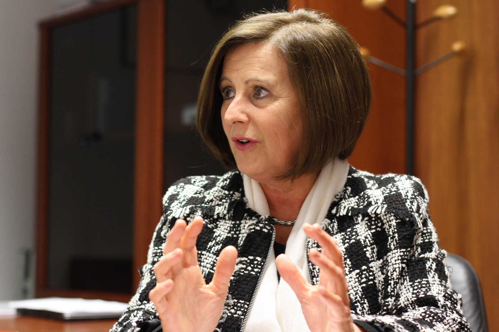Trabajadores del servicio de teleasistencia en la sala donde se reciben las llamadas.