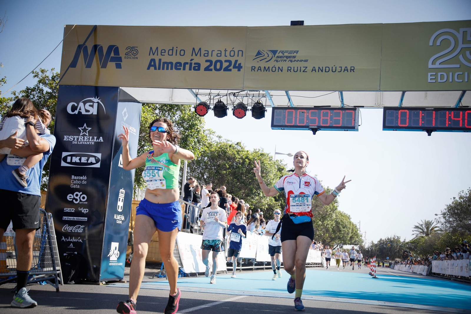 Imágenes de la llegada de la Media maratón Ciudad de Almería