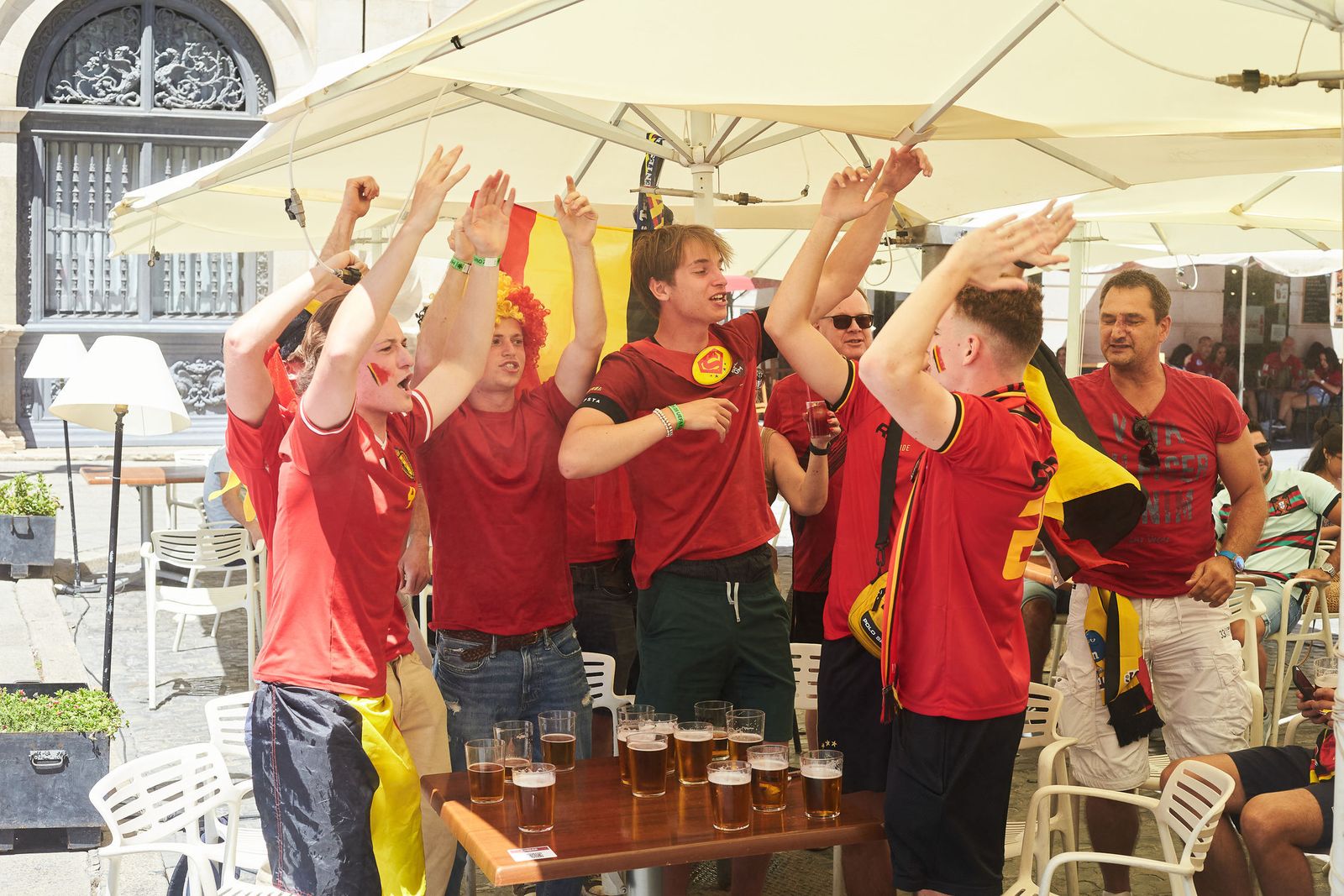 Imágenes de la convivencia entre belgas y portugueses por las calles de Sevilla.