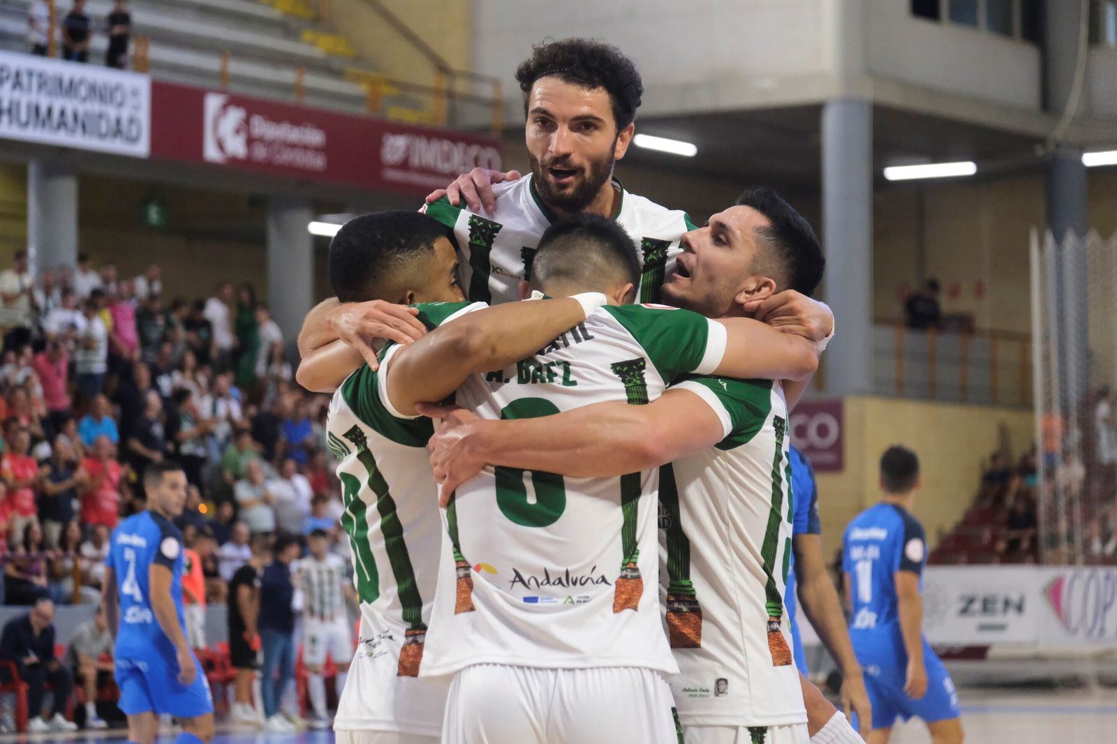 Los jugadores del Córdoba Futsal celebran un gol.