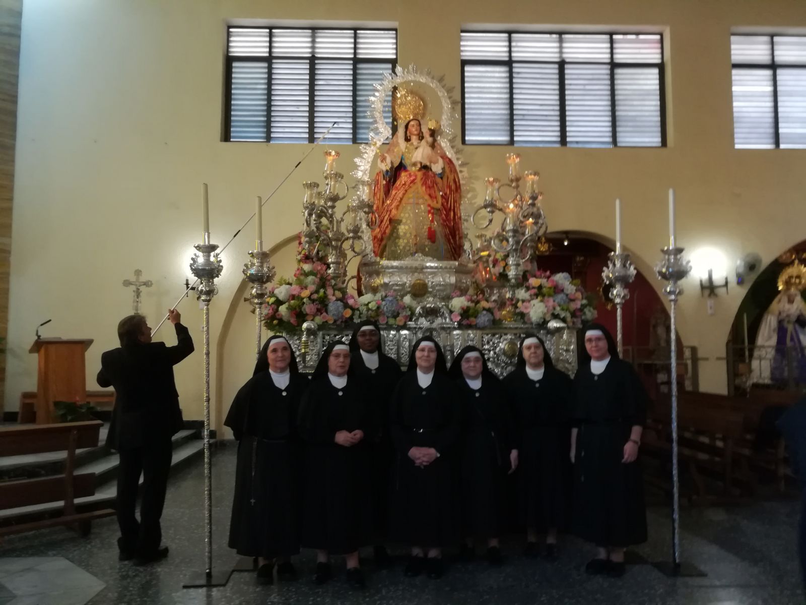 Las Monjas de las Siervas de María rezaron el Santo Rosario.
