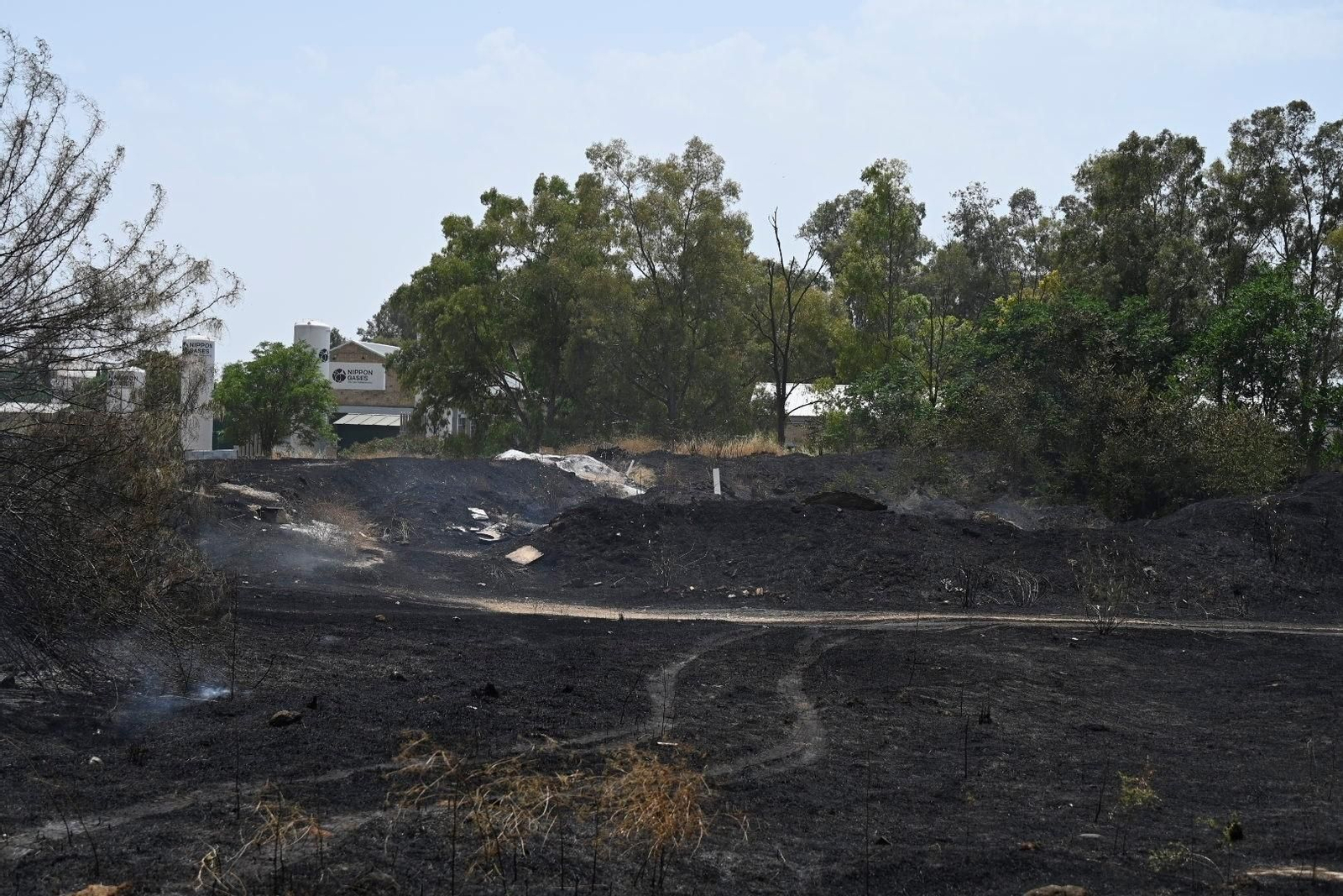 La zona calcinada por el incendio junto a la ronda Oeste, en imágenes