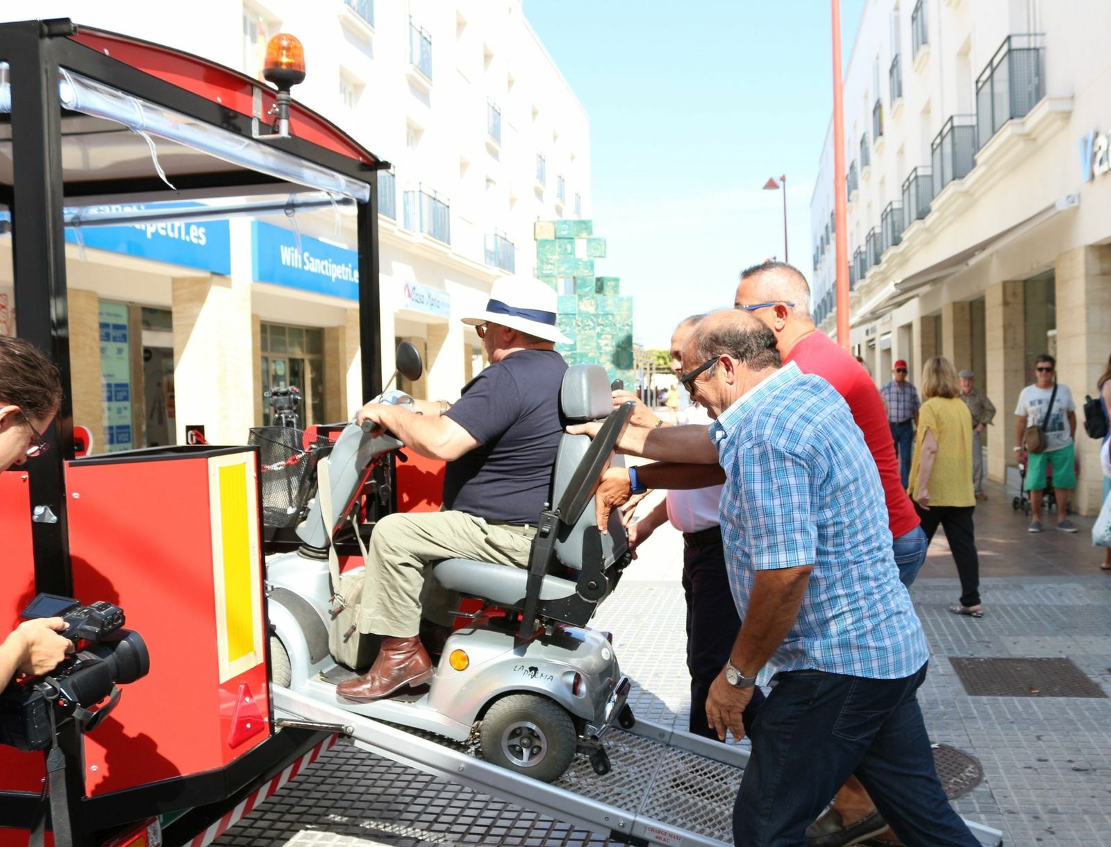 Una persona con movilidad reducida durante la presentación del mismo.