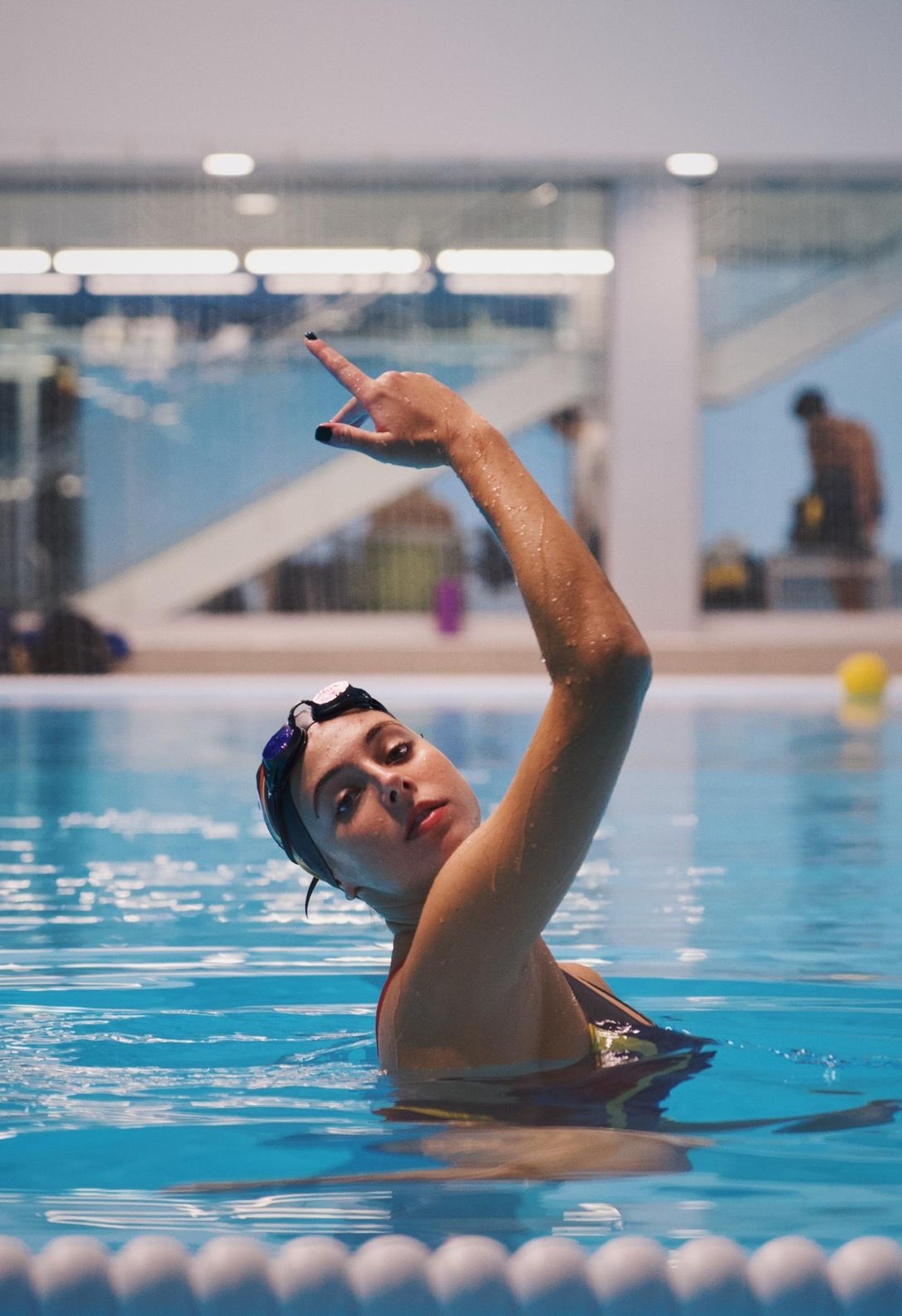 Alisa Ozhogina hace una figura durante un entrenamiento.