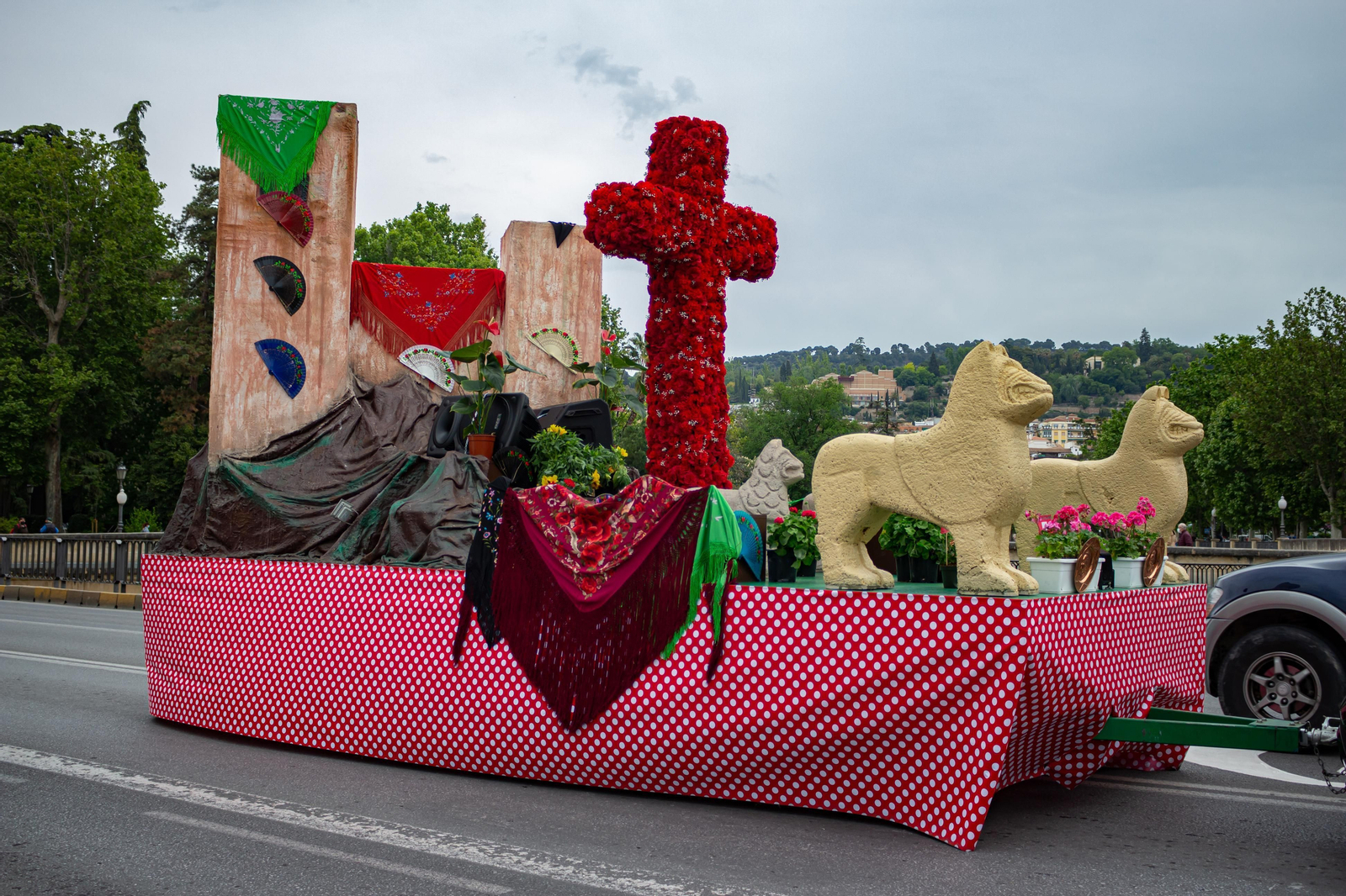 Fotos: el Día de la Cruz de Granada y su animada mañana