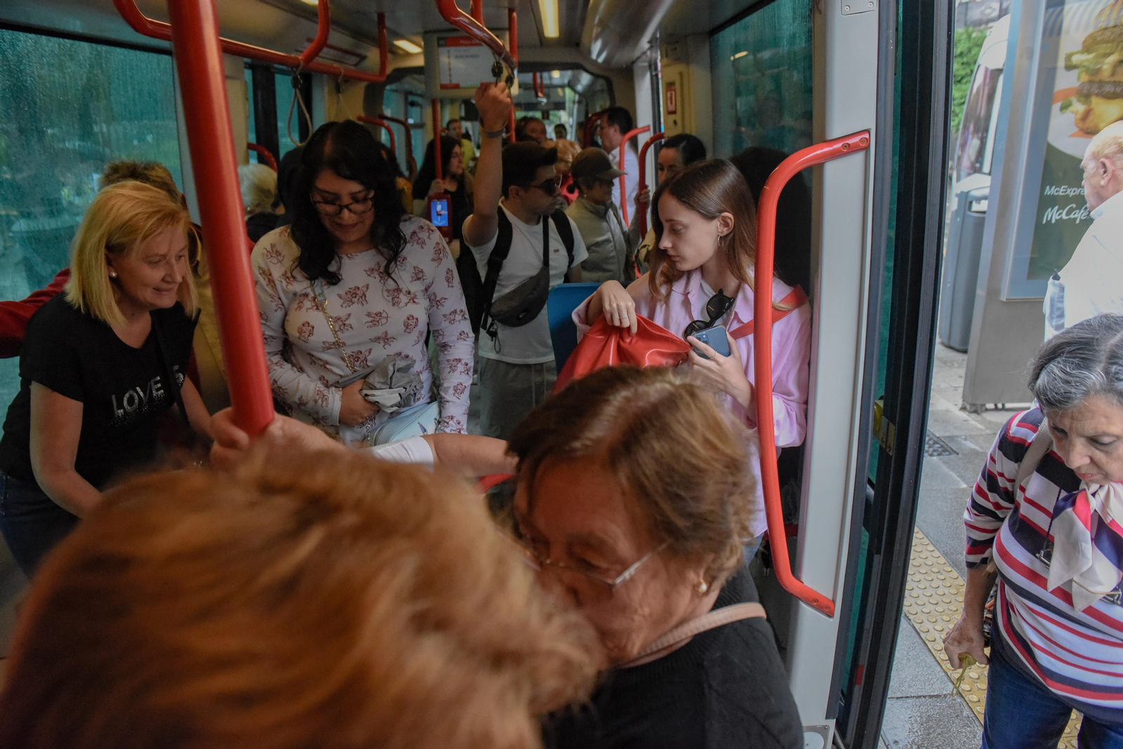 José Luis Sanz, asiste a la puesta en funcionamiento de ampliación del tranvía hasta Eduardo Dato