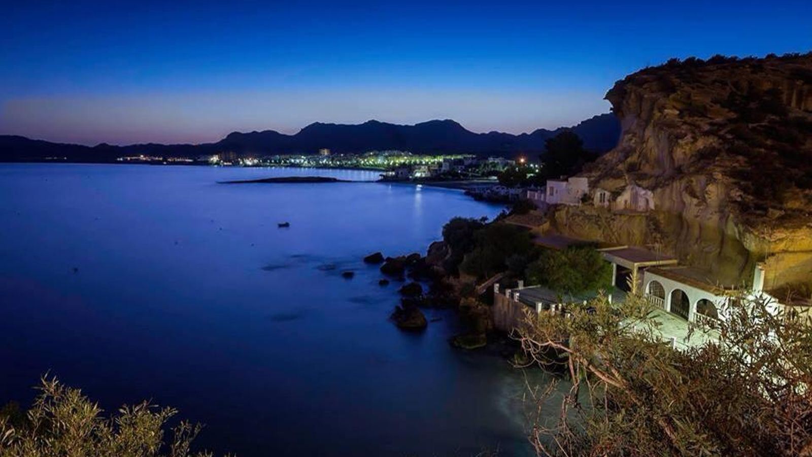 Bonita vista nocturna de San Juan de los Terreros.