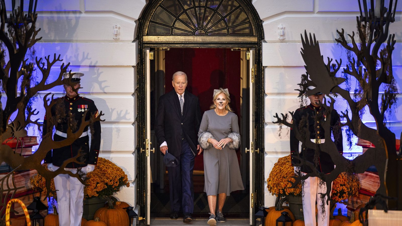 Joe Biden y su esposa en la noche de Halloween de este año