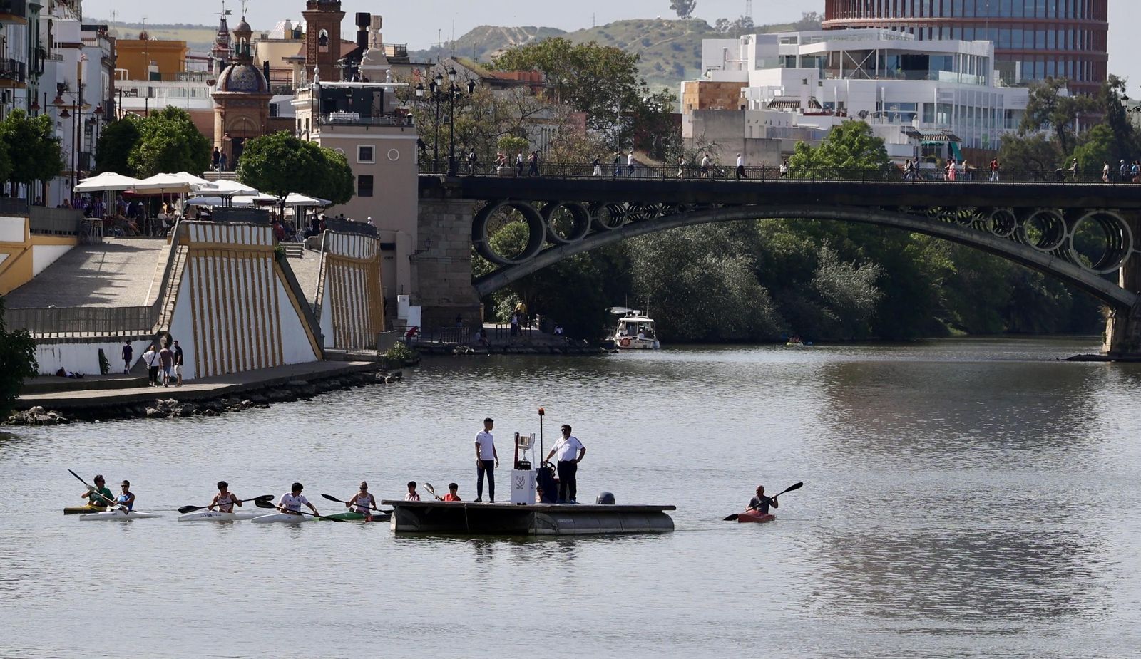 El presidente de la Junta de Andalucía recibe la Copa del Rey e inaugura la exposición "Los reyes de la Copa"