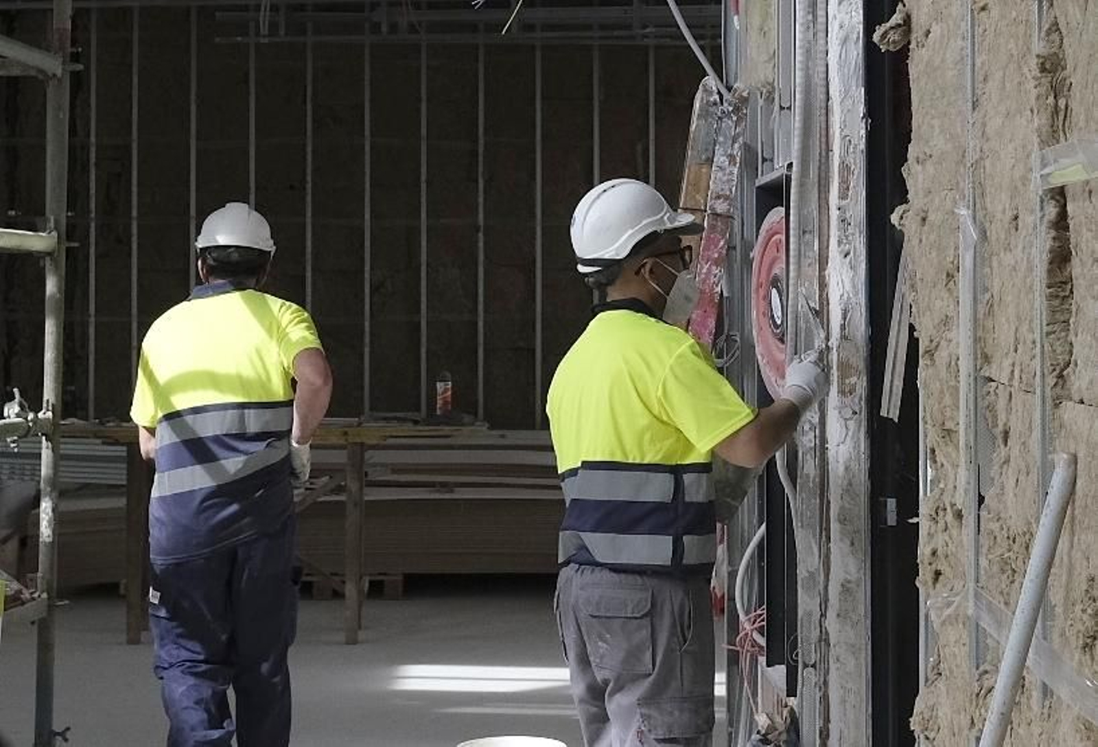 La visita de Carmen Calvo a las obras de la Biblioteca del Estado Grupo Cántico de Córdoba, en imágenes