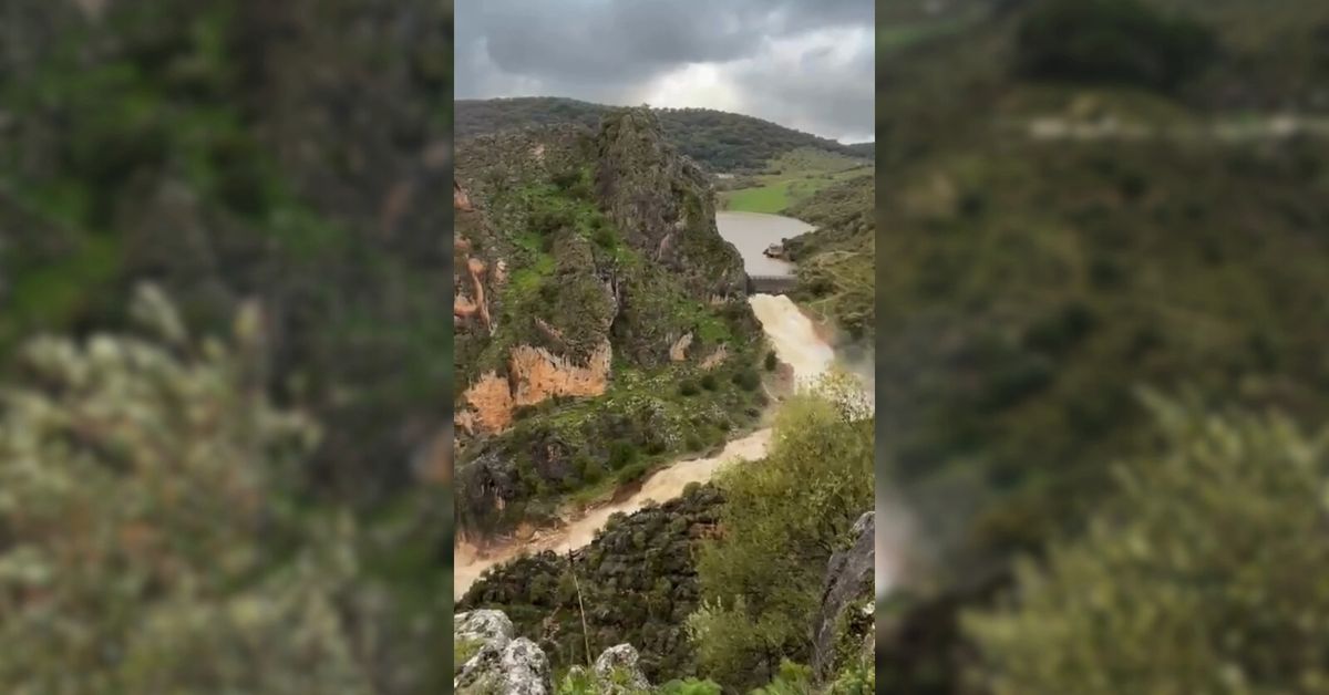 Así se desagua la presa de Montejaque tras alcanzar el límite de su capacidad