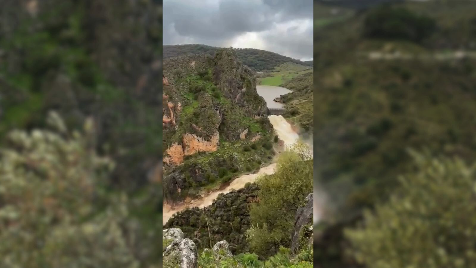 Así se desagua la presa de Montejaque tras alcanzar el límite de su capacidad