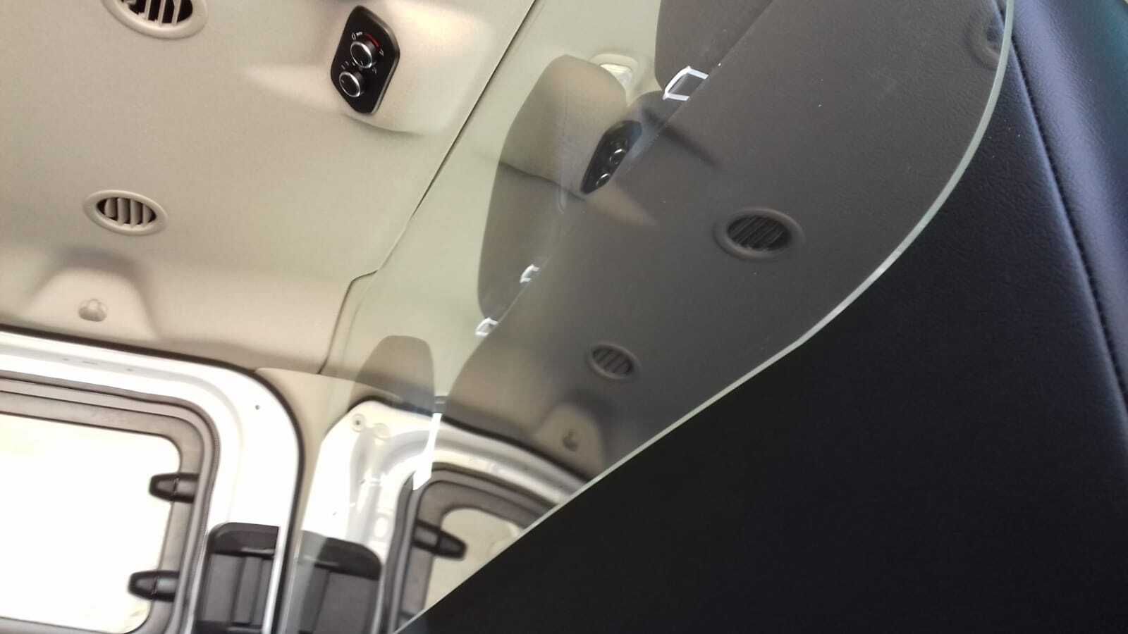 Vista de una mampara de protección en un taxi.