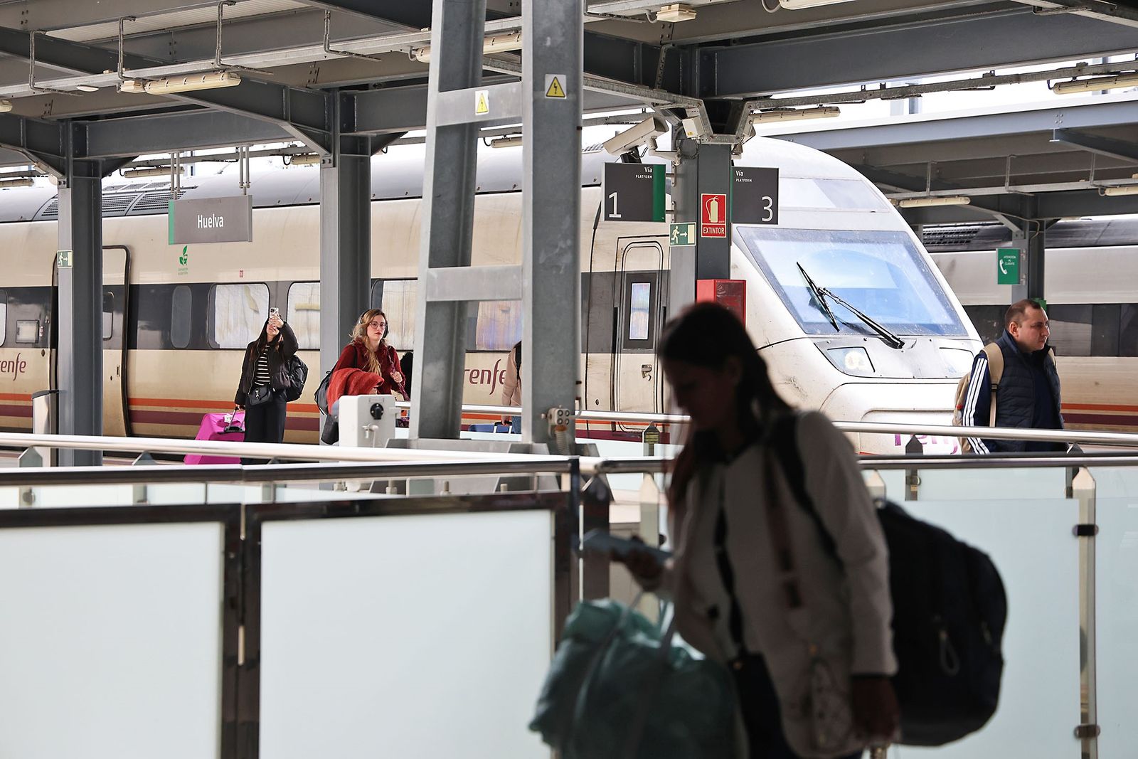 Pasajeros en la estación de trenes de Huelva esta semana.