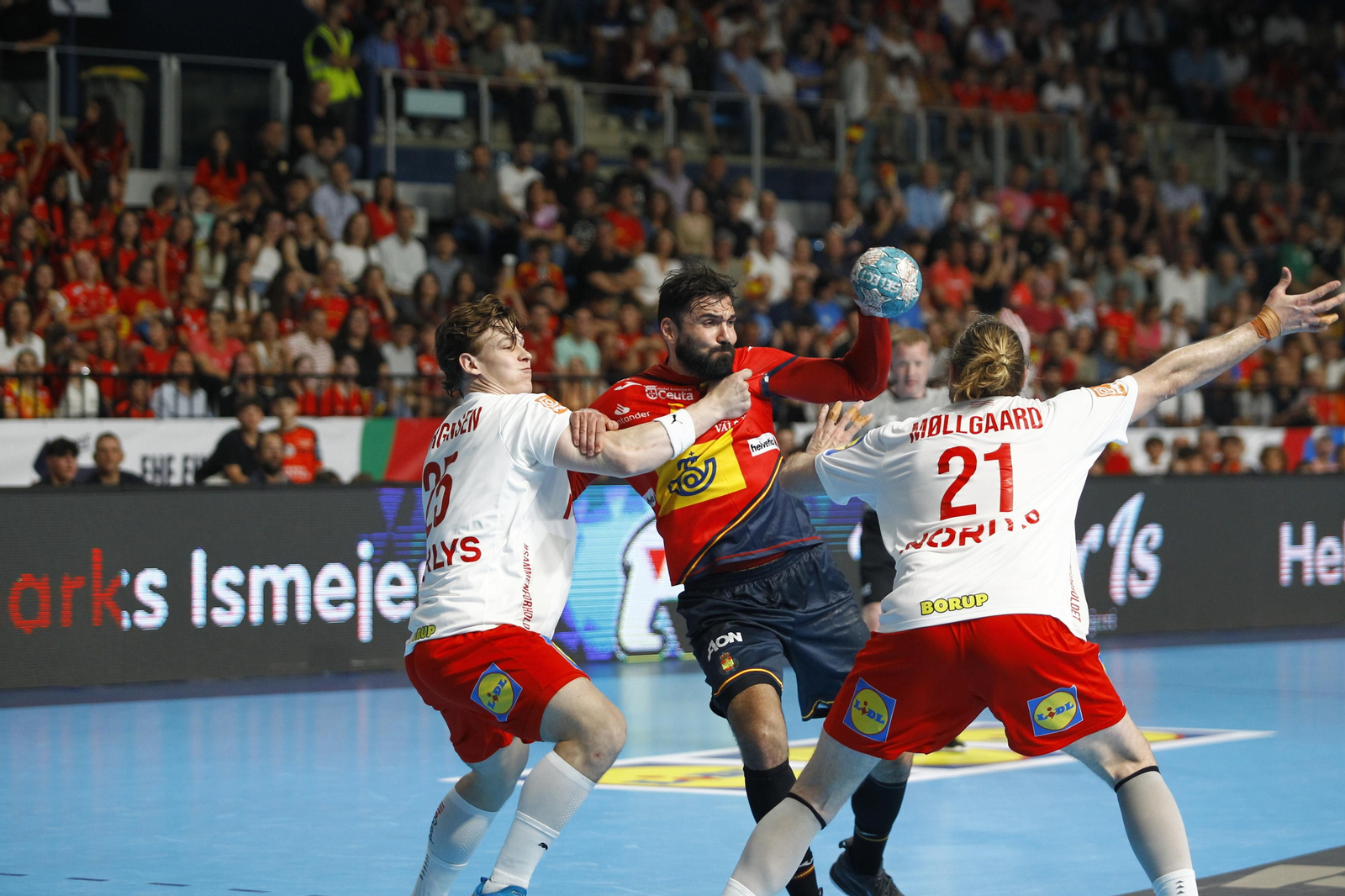 Imágenes del España-Dinamarca de la EHF Euro Cup de balonmano, en Almería