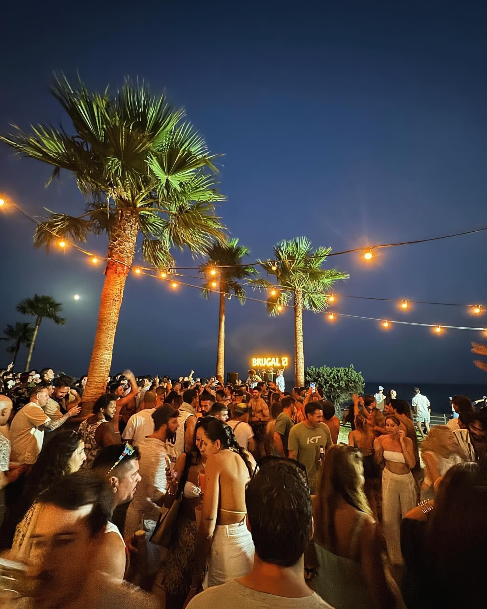 Público durante un concierto en un chiringuito de Tarifa, en el Parque Natural del Estrecho.