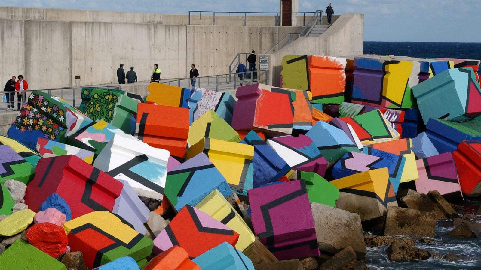 Los bloques de la memoria de Llanes, una de sus obras.