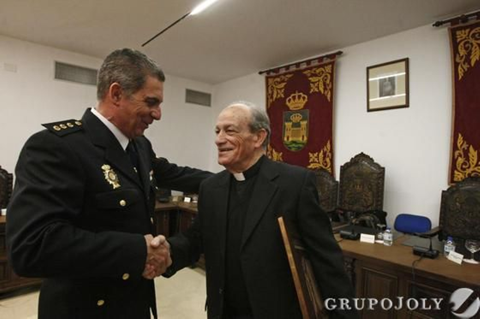 El Ayuntamiento de La Línea nombra Hijo Predilecto al arcipreste de la ciudad, que solicita unión "para sacar el pueblo adelante".

Foto: Paco Guerrero