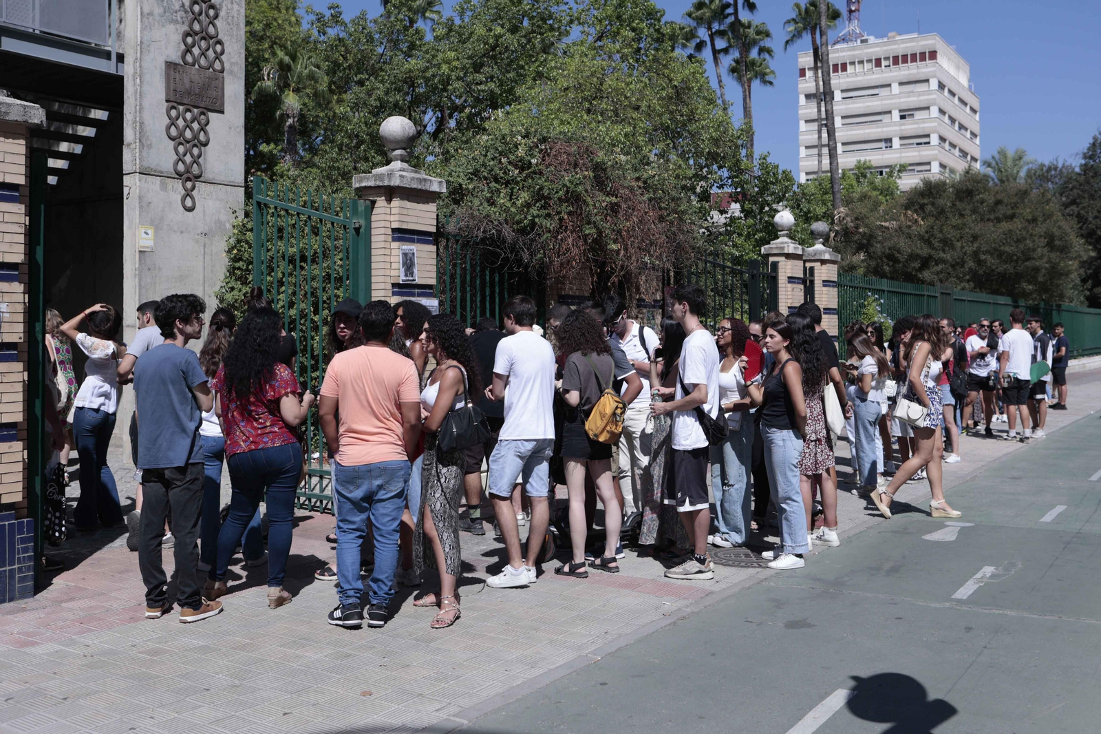 La cola que congregó el ‘casting’ para los figurantes de ‘1992’, que empezará a rodarse en unos días.