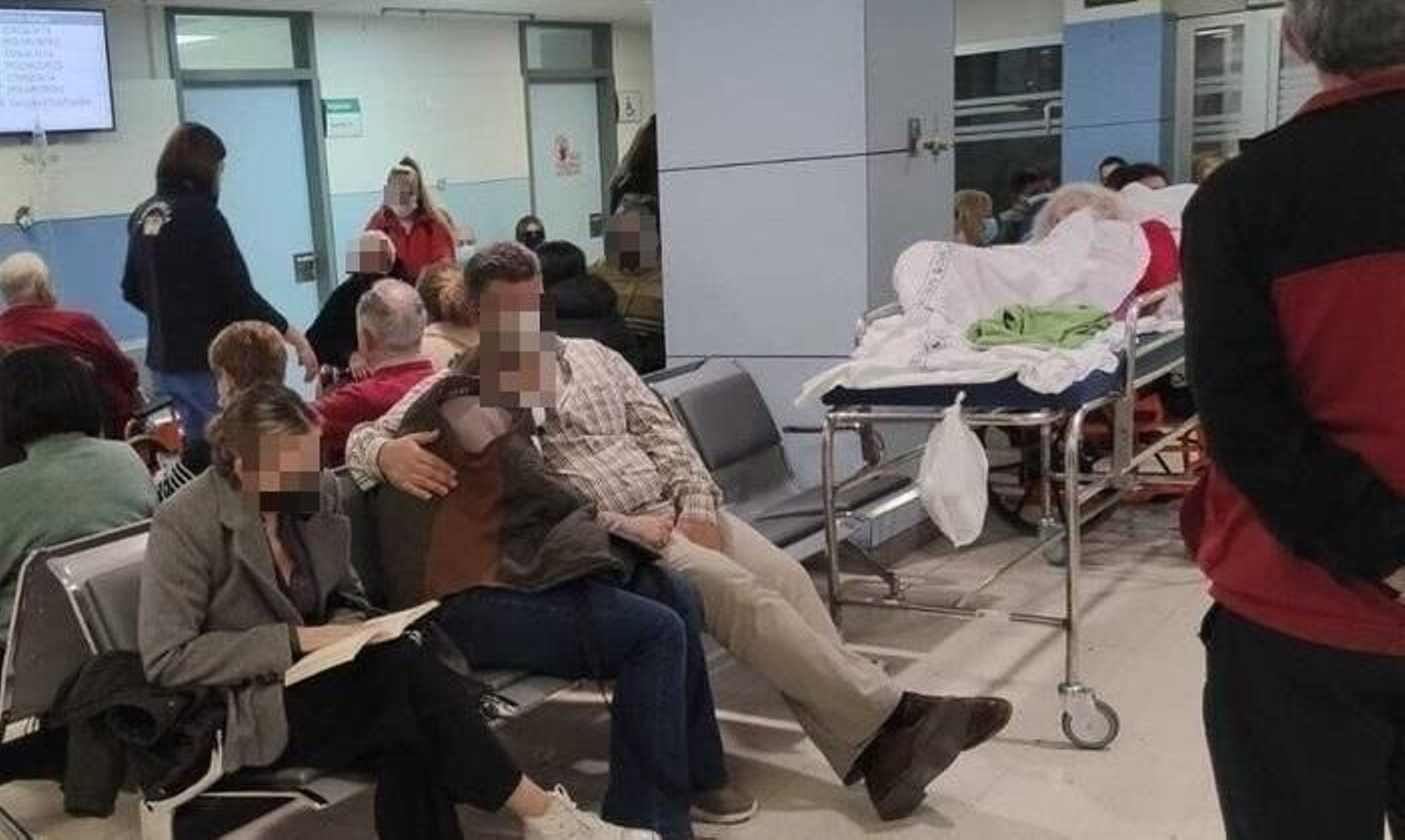 Familiares y pacientes en la sala de espera de un centro hospitalario sevillano durante las fiestas navideñas.