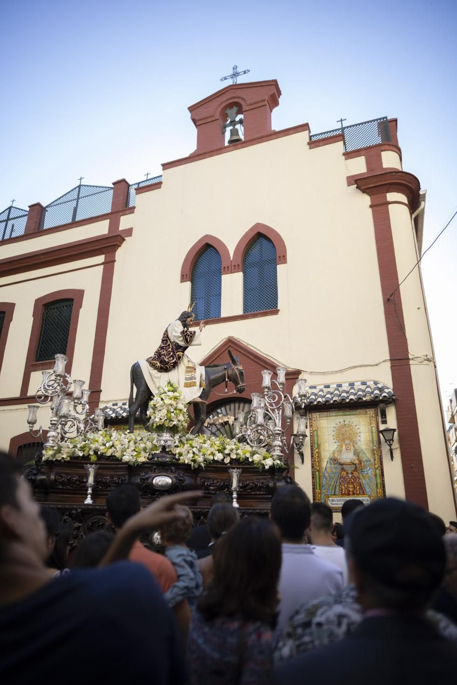 Imágenes de la salida extraordinaria de La Borriquita por las calles de Huelva