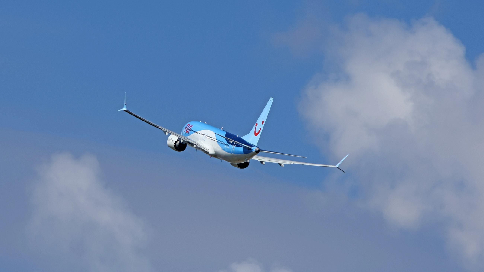 Un avión de Tui tras despegar del Aeropuerto de Jerez.