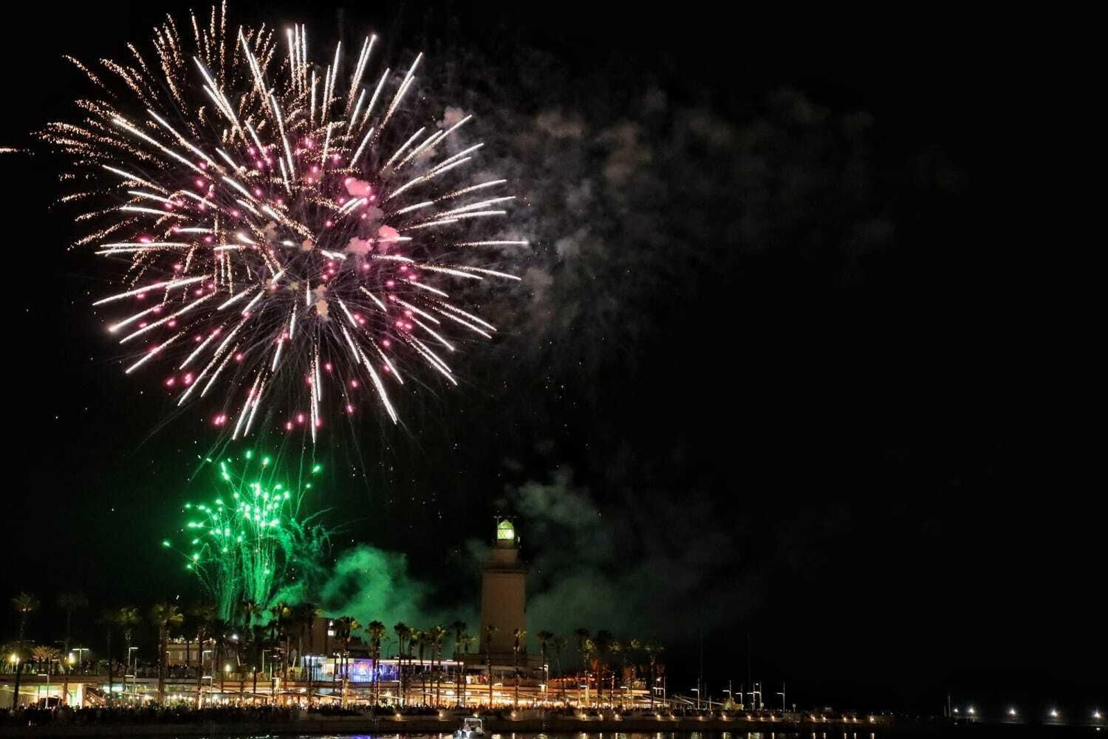 Málaga inaugura su Feria de agosto con el espectáculo de fuegos artificiales