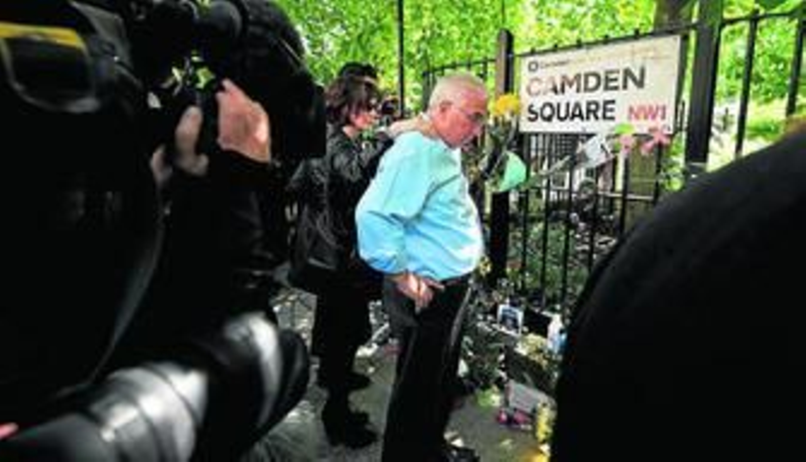 Mitch Winehouse, ayer, en el domicilio de su hija fallecida el sábado.