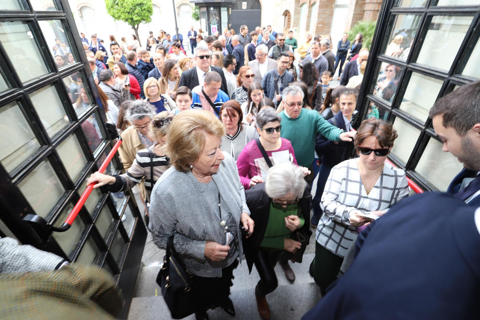 Presentan manto de la Virgen del Amor.