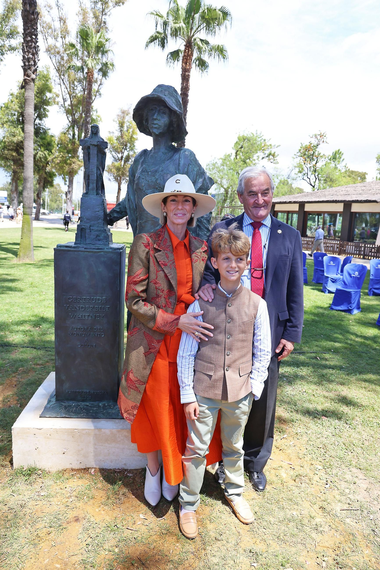 Las imágenes de la inauguración de la escultura a Miss Whitney