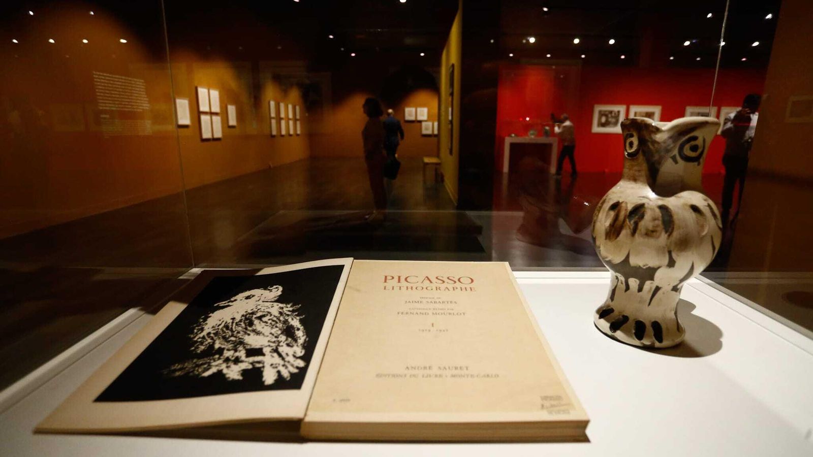 Estampas, cerámicas, libros, fotografías y aguatintas componen las muestras. Estampas, cerámicas, libros, fotografías y aguatintas componen las muestras.