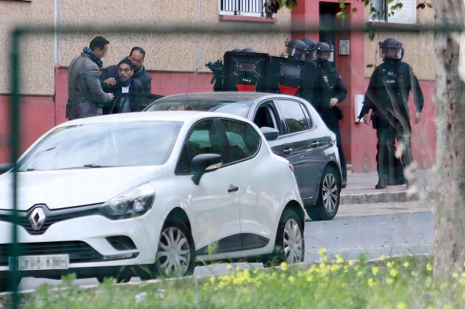 Imágenes del atrincherado que amenazaba con hacer estallar una bombona en el Torrejón, Huelva