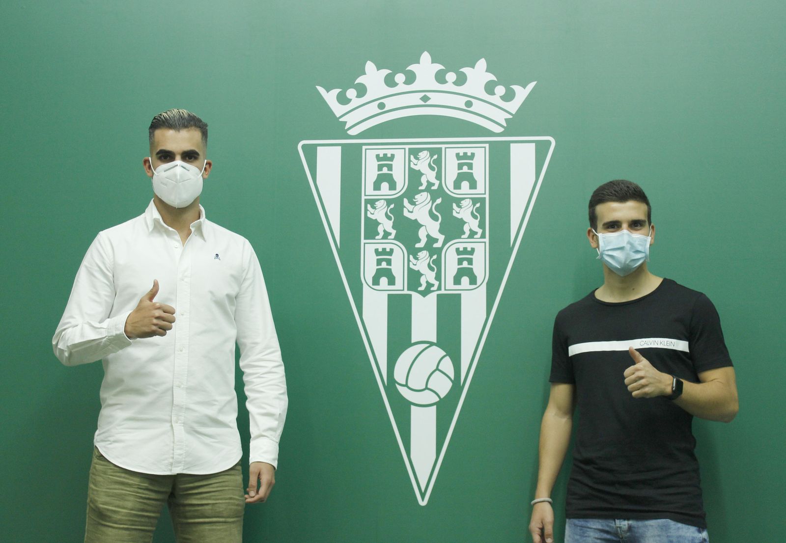Alain Oyarzun y Alberto Salido posan junto al escudo del Córdoba CF.