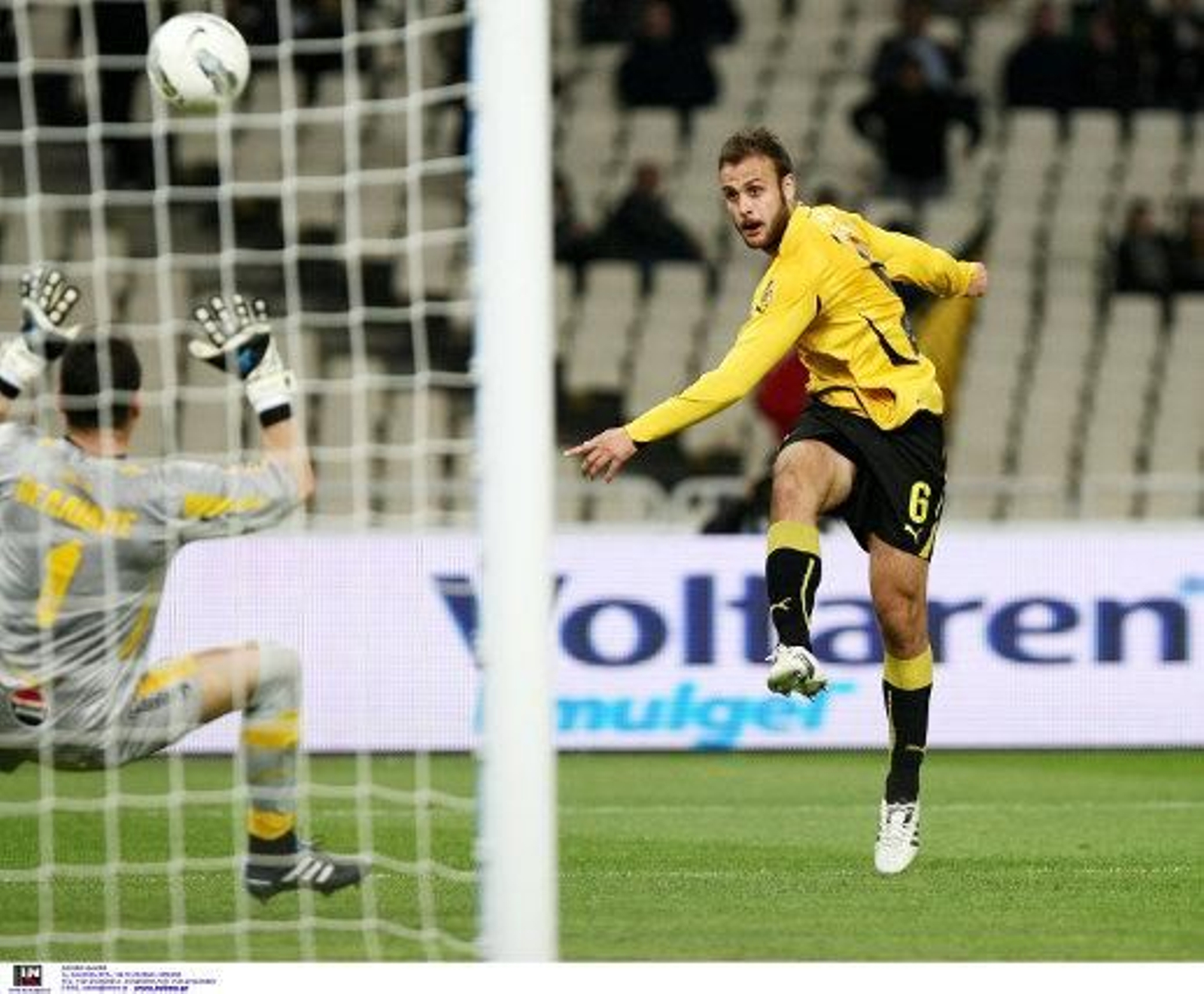 Cala perdona su deuda, el AEK cede y llega a Sevilla