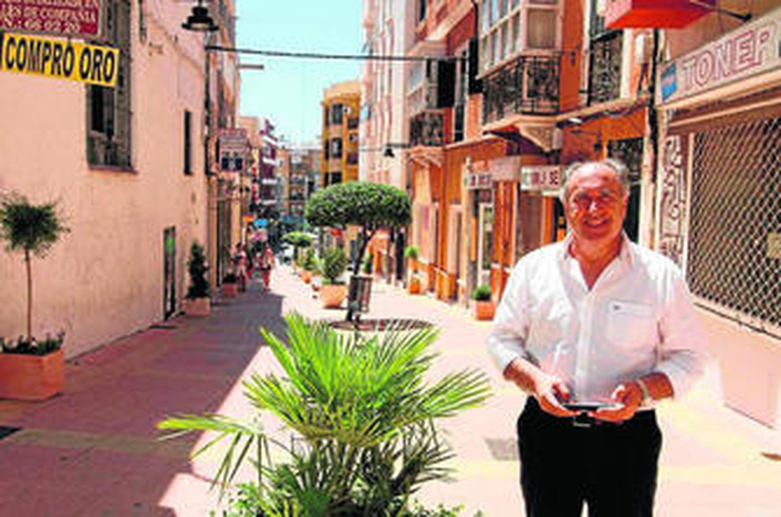 El alcalde visita la calle Prim, donde se observan las nuevas macetas que embellecen la vía peatonal.