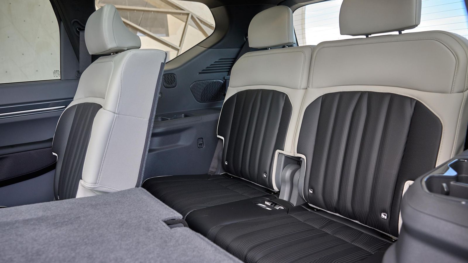 Estos dos asientos que conforman la tercera fila y permite el acomodo de un sexto y séptimo pasajero son la razón de ser del EV9. No sólo hay espacio, sino que sus banquetas están relativamente altas respecto al suelo. Estos dos asientos que conforman la tercera fila y permite el acomodo de un sexto y séptimo pasajero son la razón de ser del EV9. No sólo hay espacio, sino que sus banquetas están relativamente altas respecto al suelo.