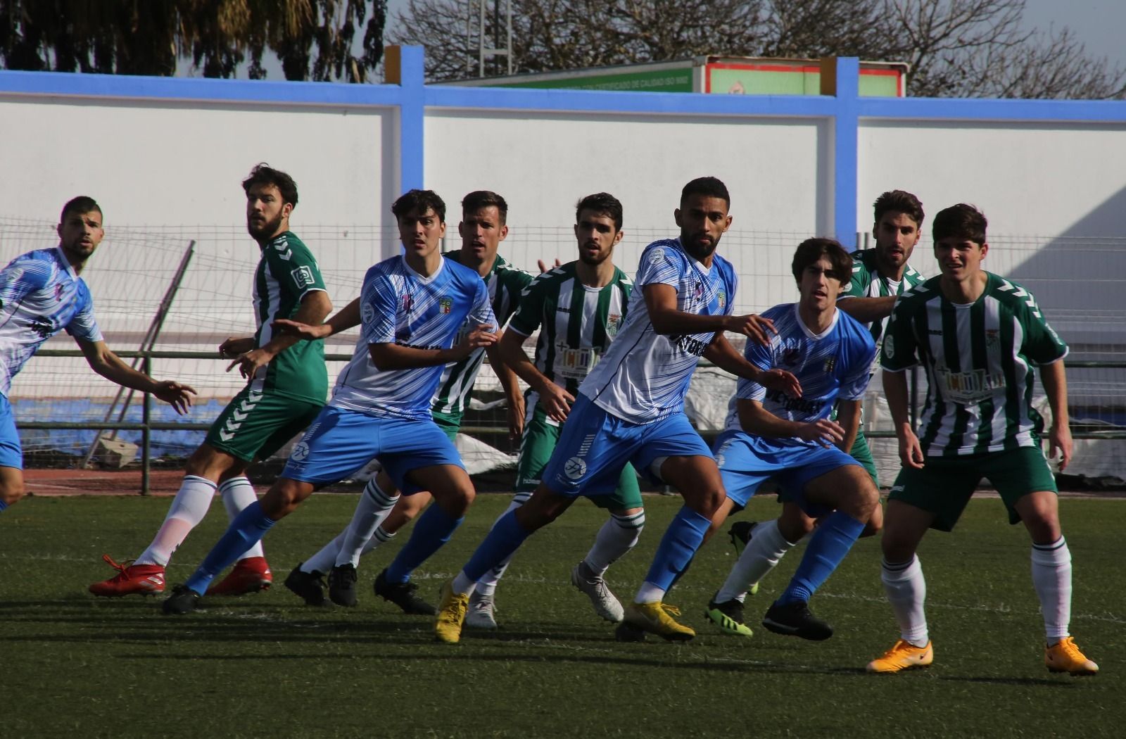 Al Guadalcacín le tocó sufrir para superar de penalti a un incómodo Puerto Real.