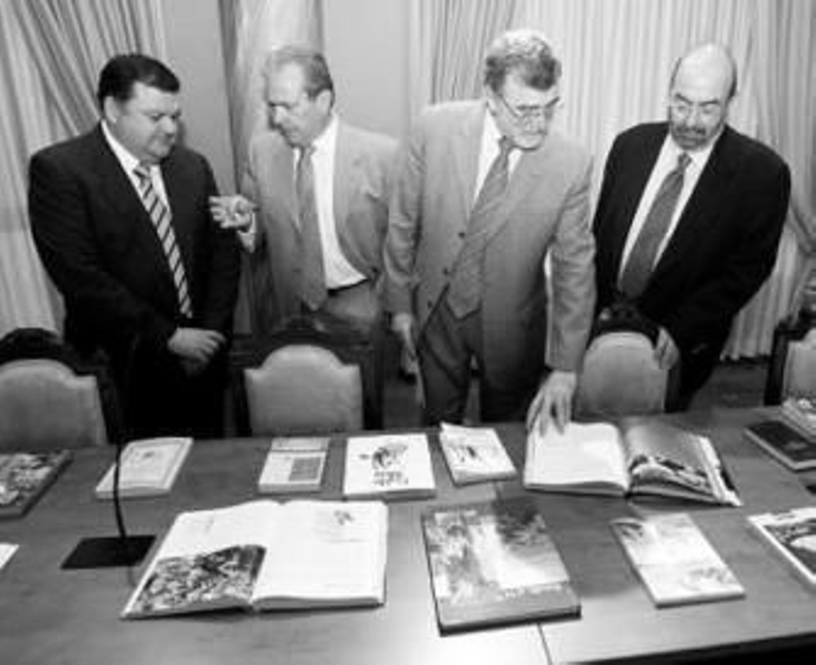 Roldán Nogueras observa uno de los libros.