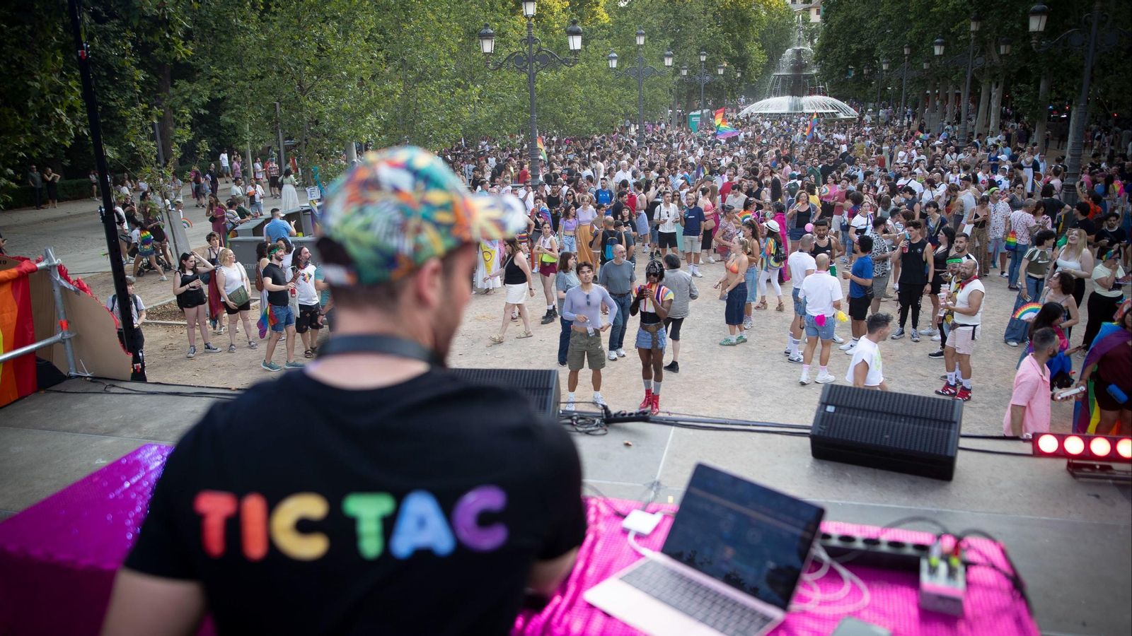 Fiesta en el Paseo del Salón durante el Día del Orgullo LGTBIQ+ en Granada