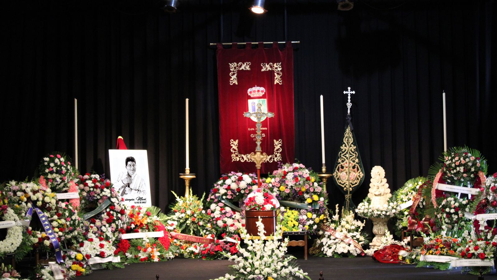 El interior de la capilla ardiente, donde los vecinos de Gines han dejado numerosas coronas de flores.