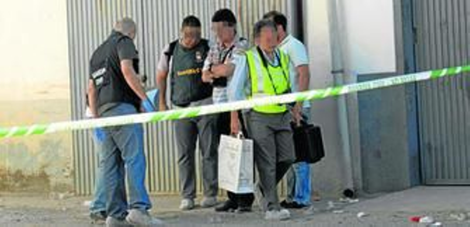 Guardias civiles trabajan en el polígono industrial en el que fue asesinado Manuel Gutiérrez, el pasado domingo.