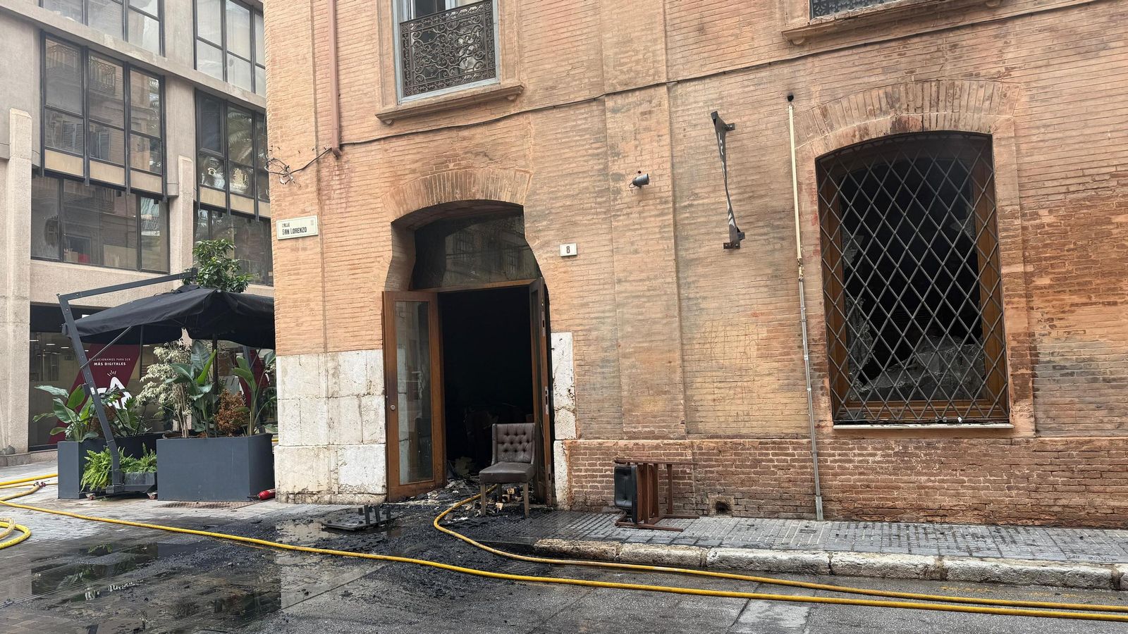 Bomberos apagan el incendio del restaurante de Málaga, en imágenes