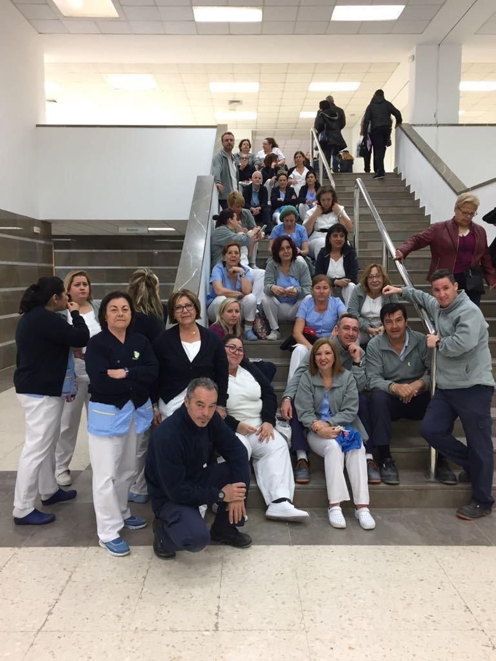 Sentada de parte de la plantilla de la limpieza en el Clínico de Puerto Real.