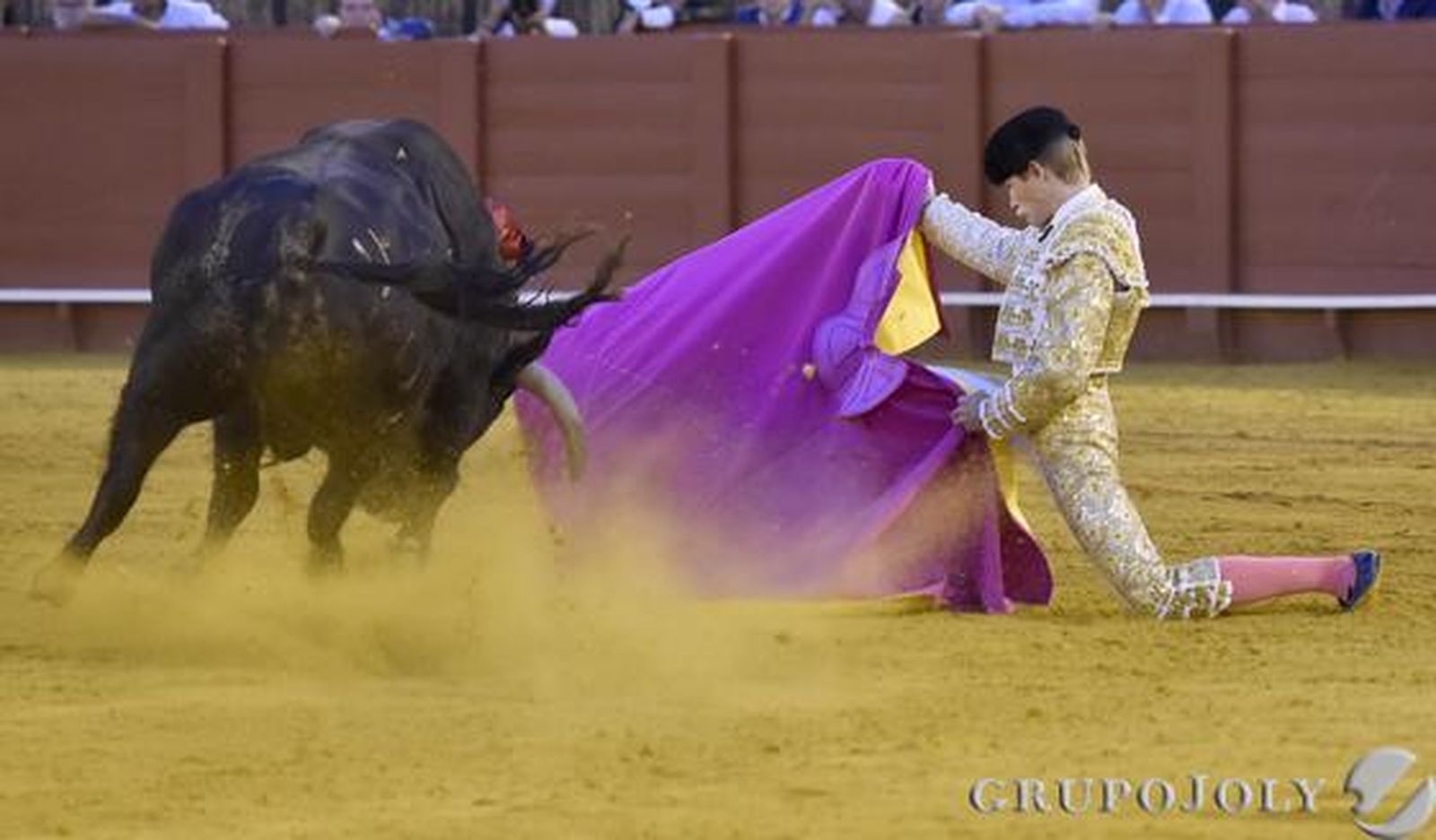 Javier Jiménez en el sexto toro./ Juan Carlos Vázquez