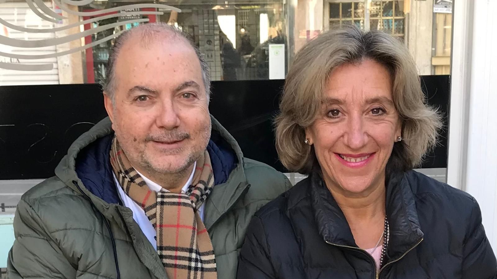 Romera junto a su esposa, Toñi Torres, que es miembro de la directiva de la federación andaluza de pádel y delegada provincial
