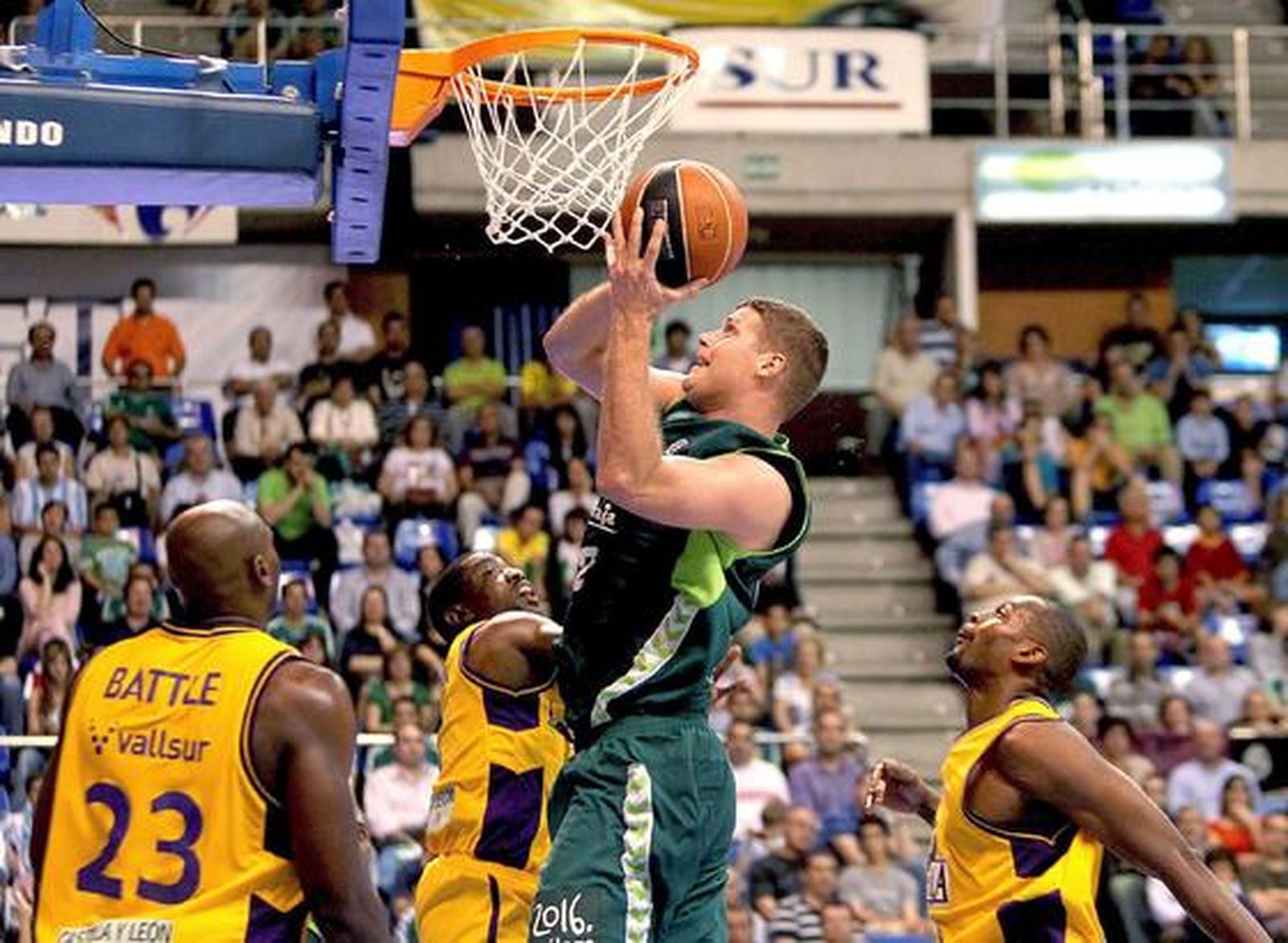 El Unicaja saca la visa virtual para los 'play off' por el título con una convincente victoria ante el Blancos de Rueda (88-58).