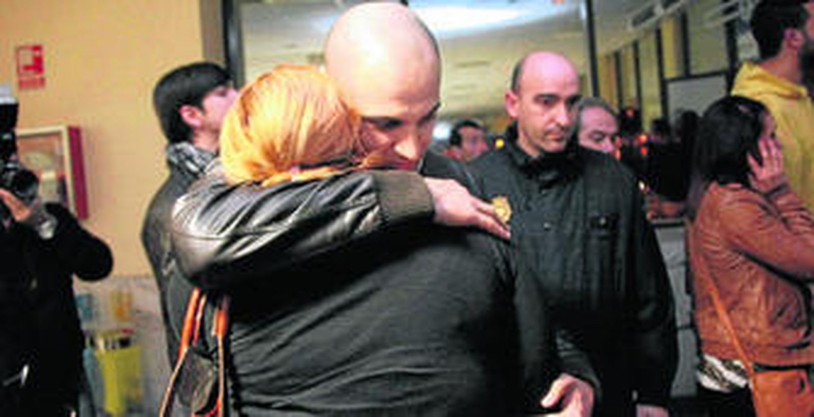 Los familiares de los viajeros del 'Milenium Dos' les reciben con abrazos en la Estación Marítima del puerto de Ceuta.